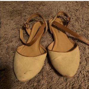 Closed toed flats